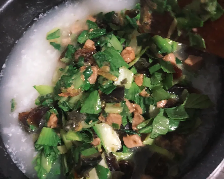 My mother  taught me to make preserved egg and lean pork porridge  that was simple, fast and delicious  step 0