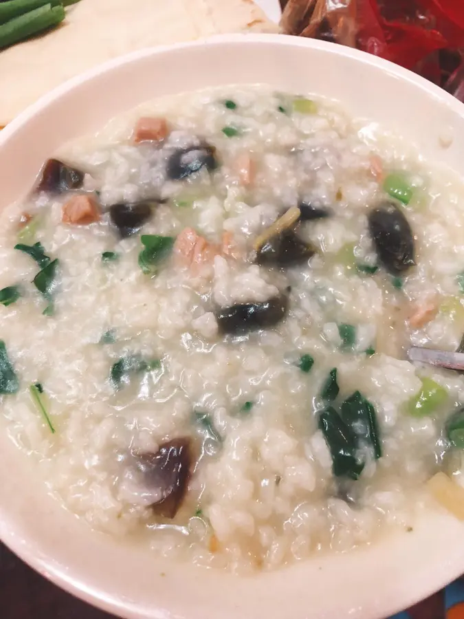 My mother  taught me to make preserved egg and lean pork porridge  that was simple, fast and delicious 